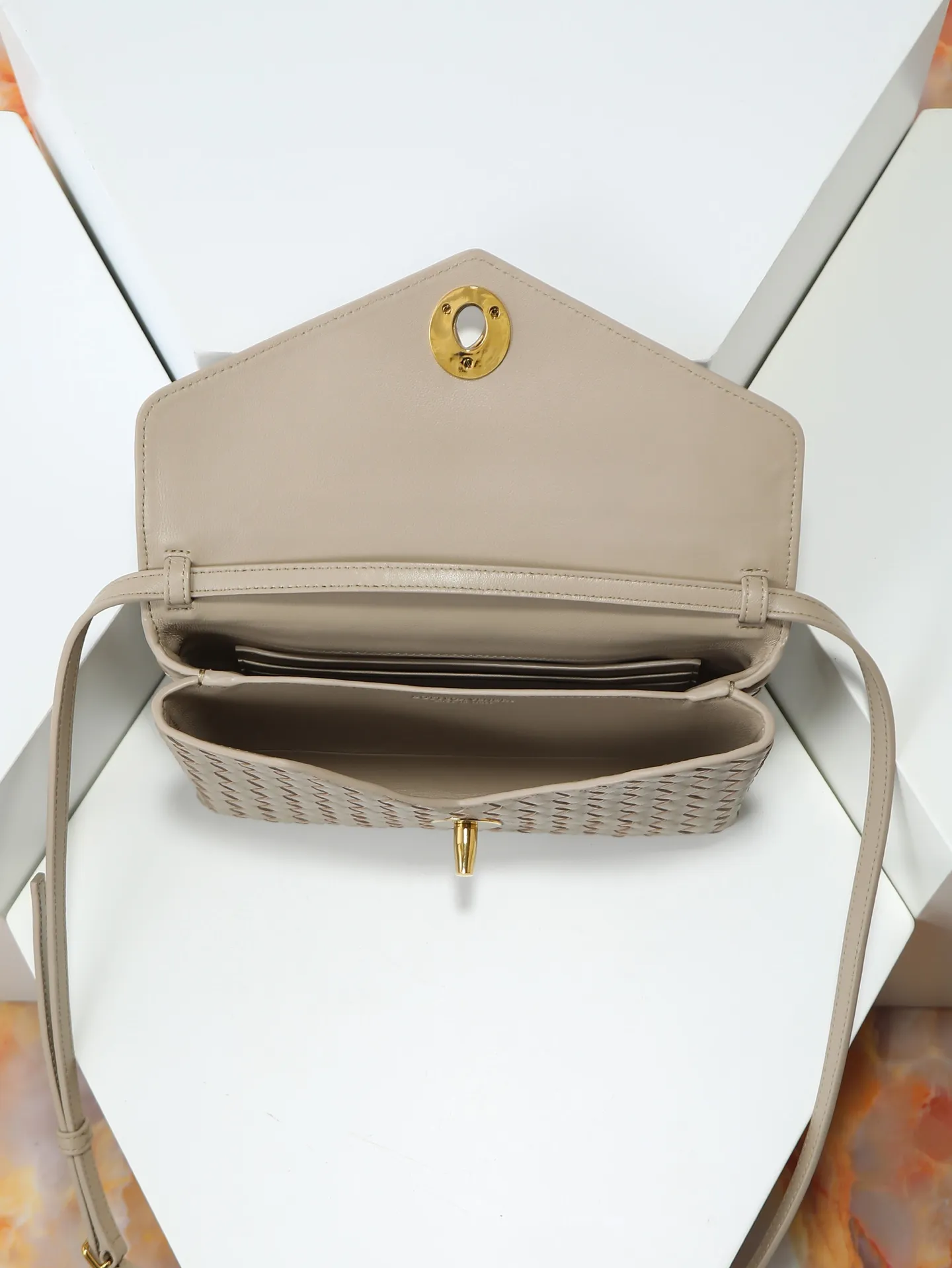 980. BV's new early spring bag Knot Lock series is now on the market! The entire bag shape is presented with 10mm Intrecciato weaving technology, and is equipped with Knot x3 rotating buttons! There are compartments and multiple card slots inside! It is a versatile commuter bag that can be used in various occasions. It has multiple carrying methods, and the shoulder strap is also detachable, hand-held, shoulder-carrying, and cross-body. Retro and fashionable, the exquisite old money style is easy to handle! Size: 25*16*5.5cm Style number: 817191
